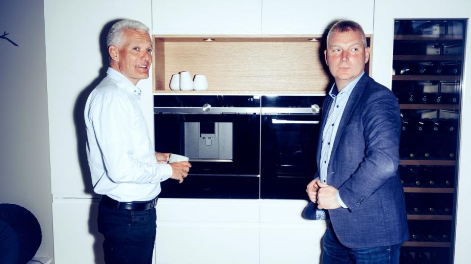 Andet halvår i 2022 trak tænder ud på Designa, hvis resultat blev trukket næsten i nul af stigende omkostninger, som ikke omgående kunne sendes videre til kunderne. Her er hovedaktionær Per Christensen, og direktør Erik Høj gået i køkkenet. Arkivfoto: Jeppe Bøje Nielsen