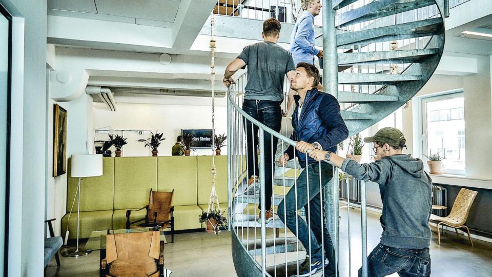 Peter Michael Oxholm Zigler på vej op ad trappen sammen med holdet bag Boon. Arkivfoto: Steven Achiam