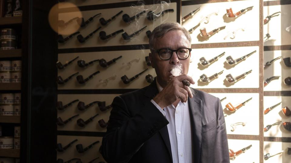 Scandinavian Tobacco Group med adm. direktør Niels Frederiksen i spidsen nyder godt af, at flere fyrer op for de dyre cigarer. Foto: Sophie Voisin