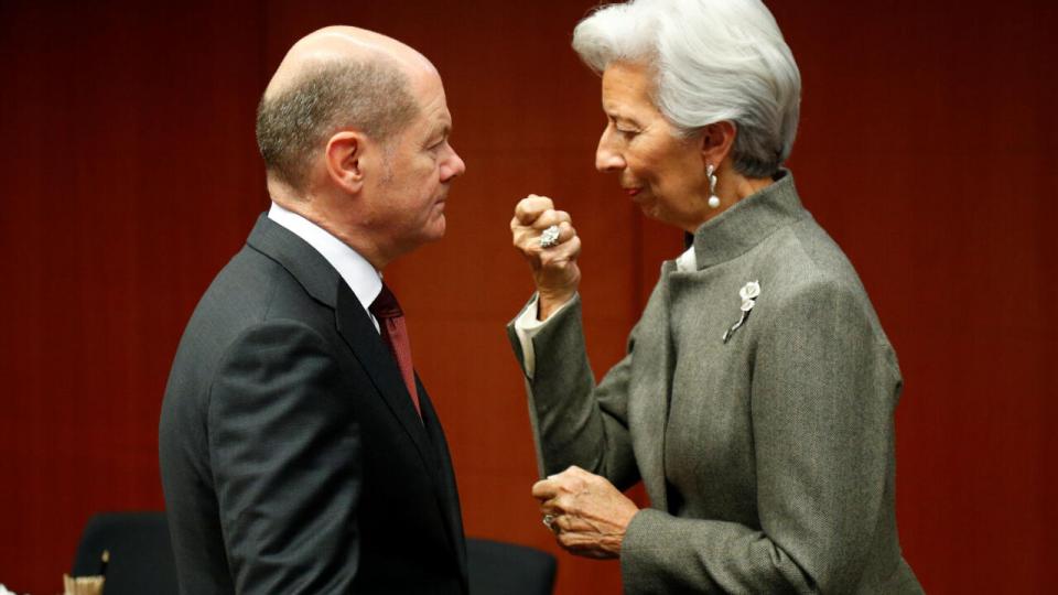Olaf Scholz (t.v.) er kansler i Tyskland, Europas vigtigste økonomi. Christine Lagarde (t.h.) er chef for Den Europæiske Centralbank (ECB). Hun skal sikre, at der kommer styr på inflationen i Europa. Arkivfoto: Francois Lenoir/Reuters/Ritzau Scanpix