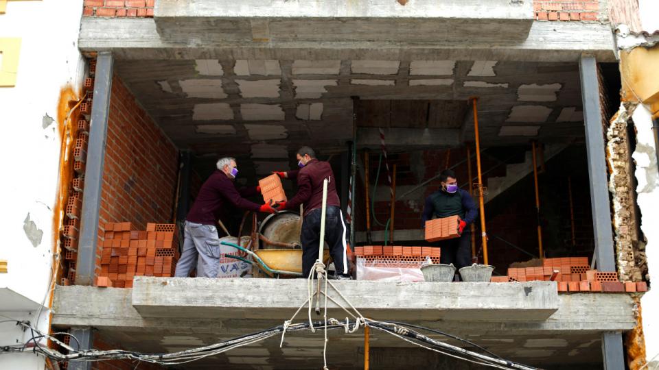 Spanien er i store træk igen økonomisk i gang efter en lang om omfattende nedlukning. Men også udendørs, som her i Ronda, arbejdes det med masker. Arkivfoto: Jon Nazca/Reuters/Ritzau Scanpix