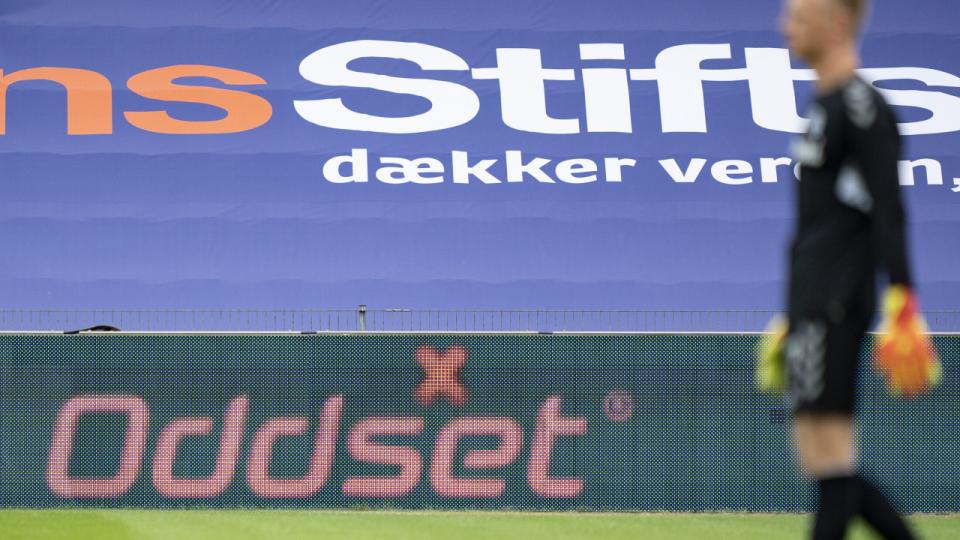 Spilreklamer i massevis møder danskerne, når de ser superligafodbold. Arkivfoto: Claus Fisker/Ritzau Scanpix