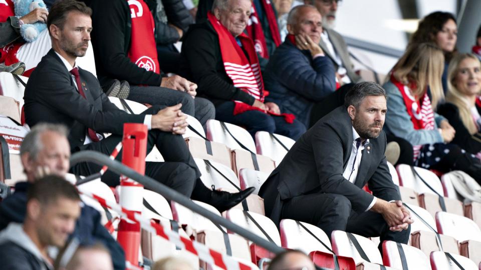 AaB’s direktør Thomas Bælum (t.v.) og sportschef Inge André Olsen til Superligakamp mellem AaB og FC København på Aalborg Portland Park. Arkivfoto: Henning Bagger/Ritzau Scanpix