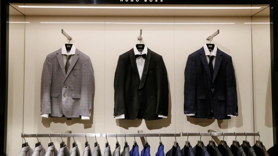 Hugo Boss-koncernen er - som mange andre i modebranchen - både leverandør af tøj til andre og selv indehaver af butikker. Arkivfoto: Valentyn Ogirenko/Reuters/Ritzau Scanpix