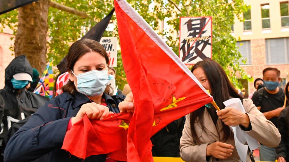 Demonstranter i Berlin forsøgte tirsdag at trænge igennem med protester mod Kinas behandling af uighurerne, da Kinas udenrigsminister var på besøg. Foto: Tobias Schwarz/AFP/Ritzau Scanpix