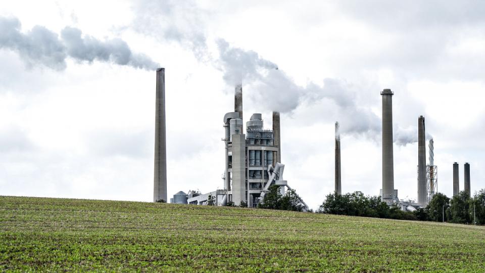 Aalborg Portlands cementfabrik i Rørdal ved Aalborg, 16. september 2020. Aalborg Portland og regeringen har indgået en samarbejdsaftale, der forpligter cementvirksomheden til reelt at reducere egne CO2-udledninger. Arkivfoto: Henning Bagger/Ritzau Scanpix