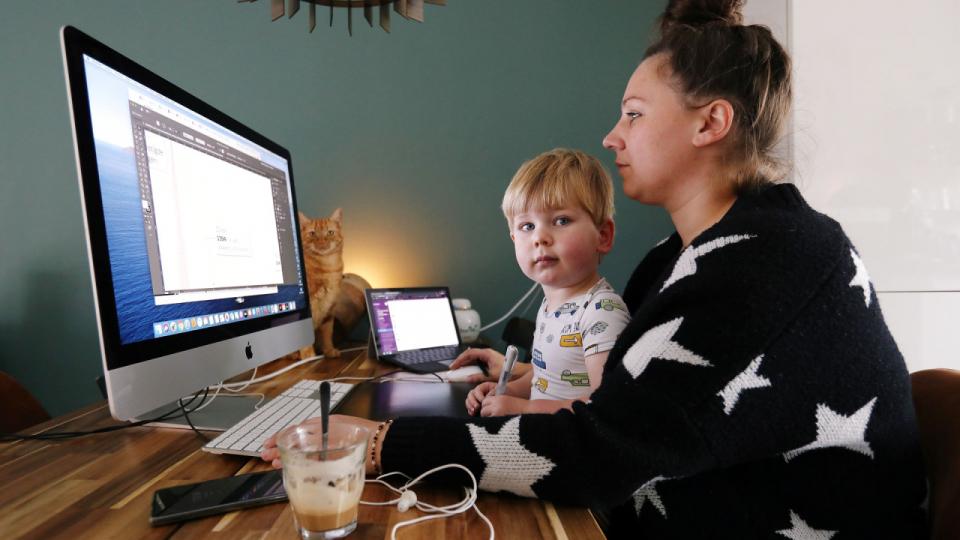 Private og offentlige arbejdspladser har i stor stil sendt sine ansatte hjem for at arbejde under coronakrisen. I Danmark har den udvikling fremskyndet implementeringen af digitale løsninger. Arkivfoto: Eva Plevier/Reuters/Ritzau Scanpix