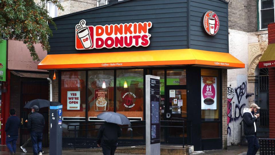 Dunkin'-koncernen driver i dag over 20.500 restauranter rundt om i verden, som i kølvandet på coronakrisen har oplevet et stigende salg. Arkivfoto: Michael M. Santiago/AFP/Ritzau Scanpix