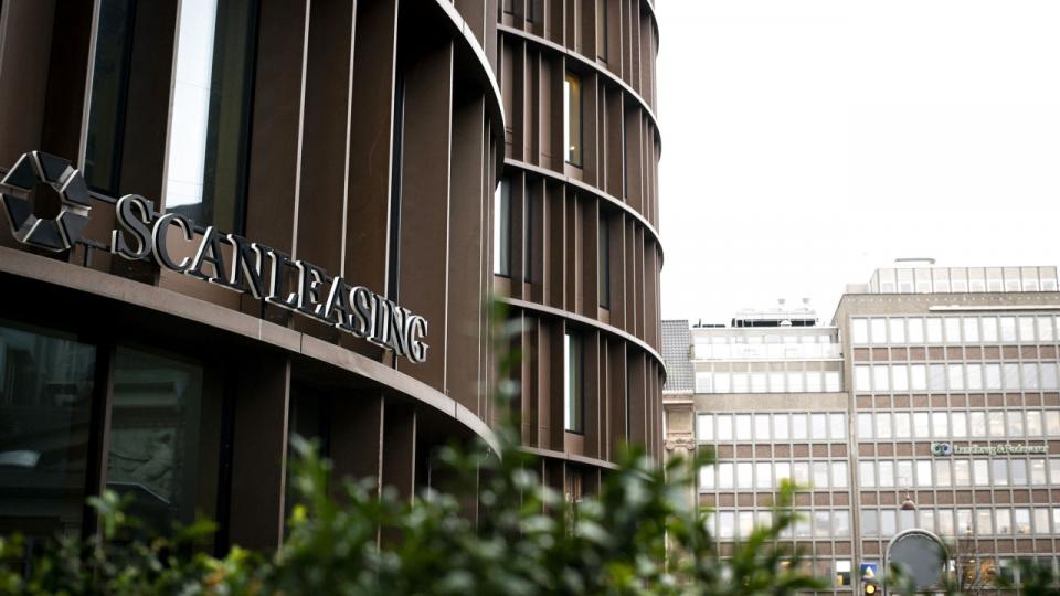 Frem til konkursen havde Scanleasing på overfladen taget sig ud som en bragende succes, der flashede dyre biler i mondæne lokaler som i Axel Towers (billedet). Både top- og bundlinje var i vild vækst. Men pludselig gik selskabet i oktober 2020 konkurs. Foto: Andreas Vinther
