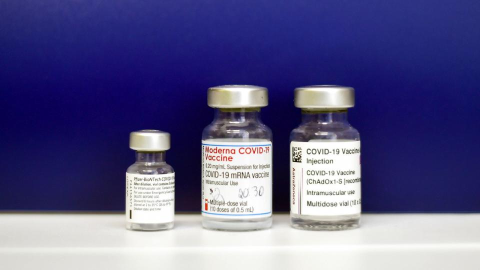 Coronavacciner fra Pfizer og Biontech (t.v.), Moderna (midten) og Astrazeneca (t.h.). Arkivfoto: Clodagh Kilcoyne/Reuters/Ritzau Scanpix