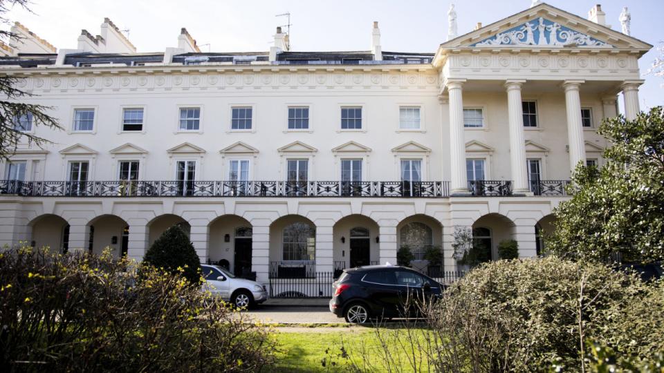 I denne bygning med udsigt over Regent Park i London købte Sanjay Shah i 2012 en lejlighed for over 100 mio. kr., som politiet nu vil have konfiskeret. Arkivfoto: Anders Birger