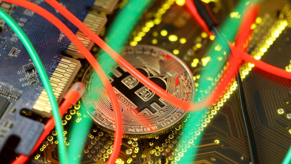 "Blockchain og kryptovaluta åbner op for en global pengeverden, der kan sikre, at virksomheder ikke længere skal stå med hatten i hånden i lokale banker og i stedet kan tilbyde hele verden at investere eller låne midler til lige præcis sit væksteventyr," skriver Karina Rothoff Brix. Arkivfoto: Dado Ruvic/Reuters/Ritzau Scanpix
