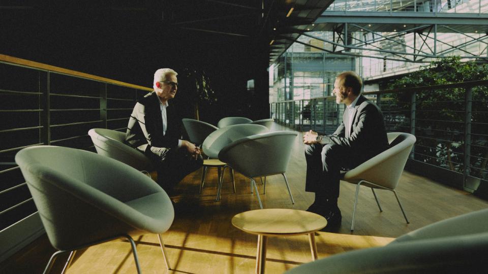 Mads Nipper, adm. direktør for Ørsted (tv.), og Bo Foged, adm. direktør for ATP (th.), vil sammen byde på energi-øen i Nordsøen. Foto: Jonas Pryner Andersen