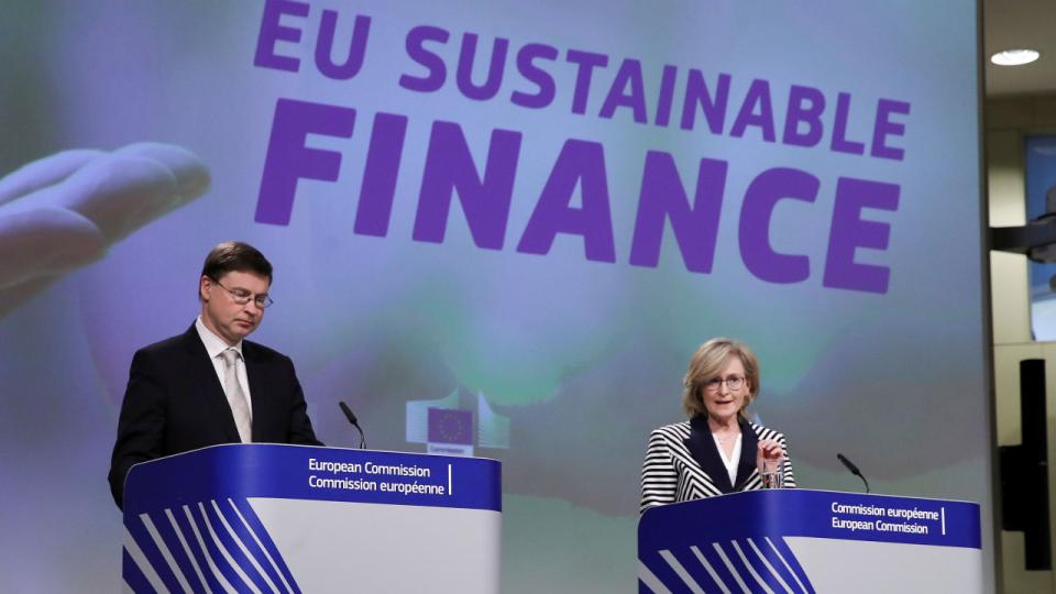 EU-kommissær Valdis Dombrovskis (tv.) fortalte på onsdagens præsentation, at atomkraft stadig ikke er færdigvurderet som en potentiel grøn sektor. Foto: AFP/Ritzau Scanpix