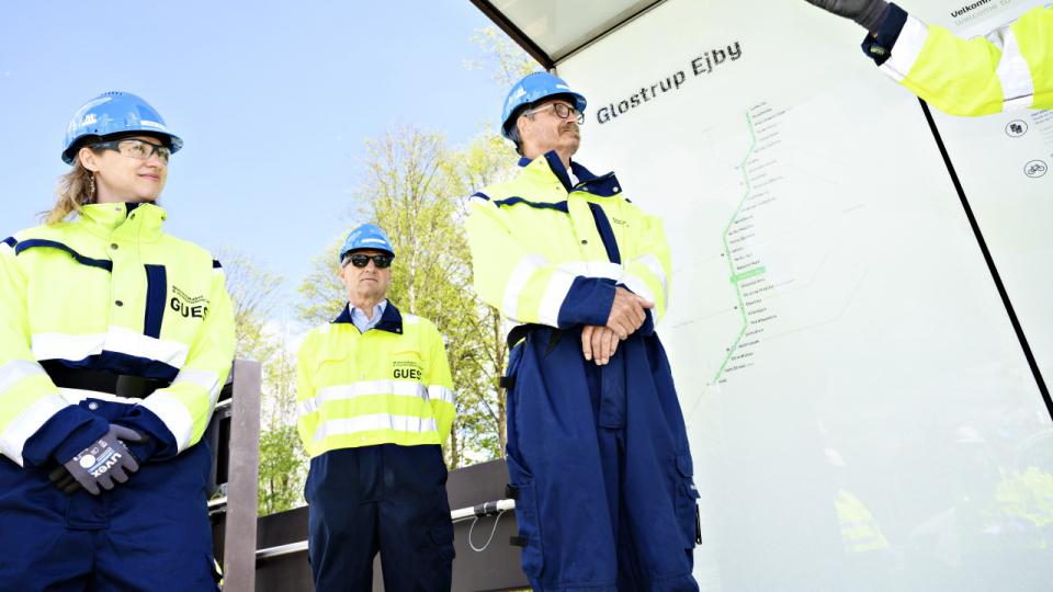 Daværende borgmester i Glostrup Kommune John Engelhardt, bestyrelsesformand i Hovedstadens Letbane Jakob Thomasen og daværende regionsrådsformand i Region Hovedstaden Sophie Hæstorp Andersen (S) under rundvisning på Letbanestationen Glostrup Ejby i 2021. Arkivfoto: Philip Davali/Ritzau Scanpix