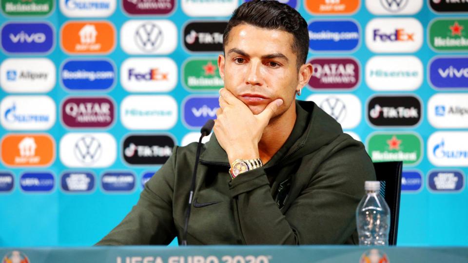 Coca-Cola-aktien var allerede nede samme morgen, som fodboldspilleren Cristiano Ronaldo på et pressemøde demonstrativt byttede to Coca-Cola flasker ud med en flaske vand. Handout/Reuters/Ritzau Scanpix