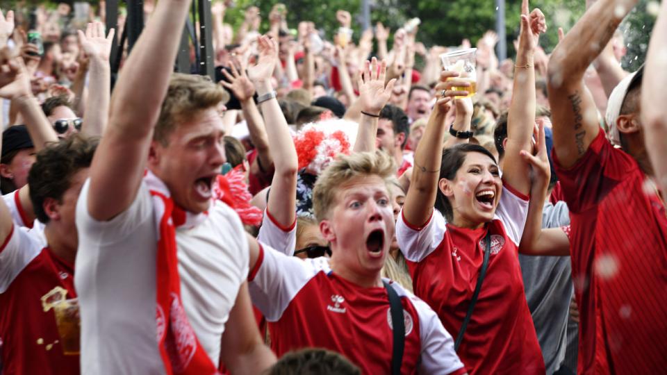 Ikke siden corona meldte sin ankomst, er der solgt så meget på de danske barer, som på dage hvor Danmark spiller EM-kampe. Foto: Philip Davali/Ritzau Scanpix