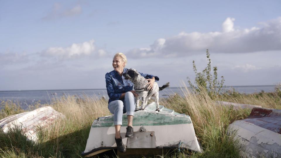 Lene Beier elsker at bade, snorkle eller blot gå tur med hunden Bruce Wayne og katten Tandløs i sin gode weekend. Foto: Nina Pilgaard