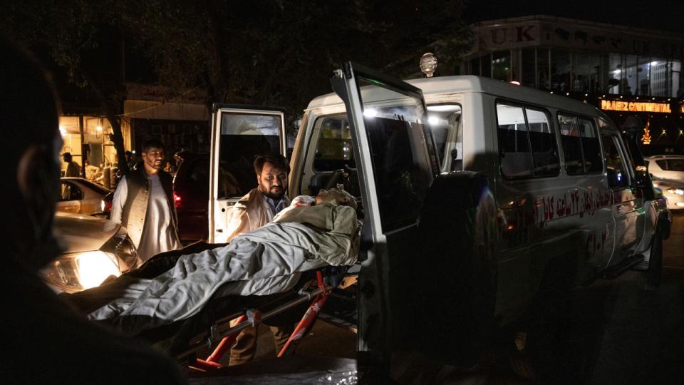 To eksplosioner ramte torsdag både soldater og civile ved Kabuls lufthavn. Foto: Jim Huylebroek/New York Times/Ritzau Scanpix