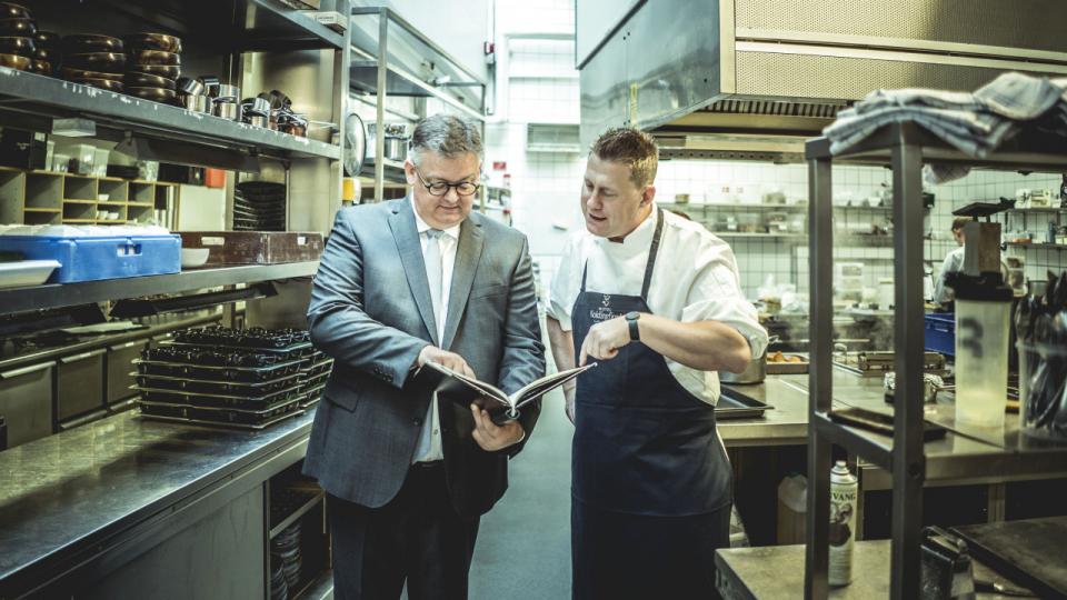 På Hotel Koldingfjord har de fået travlt efter genåbningen. Samtidig har adm. direktør Peder Madsen (t.v.) svært ved at tiltrække nye medarbejdere. Foto: Michael Drost-Hansen