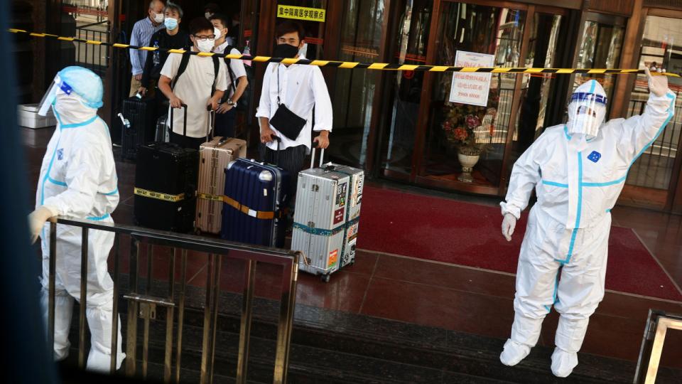 Karantænehotellerne i Kina er lidt ligesom at være i fængsel, beretter flere. Her ses en flok, der forlader et karantænehotel efter at have fuldendt deres obligatoriske isolation for rejsende, der kommer ind i Kina. Arkivfoto: Thomas Peter/Reuters/Ritzau Scanpix