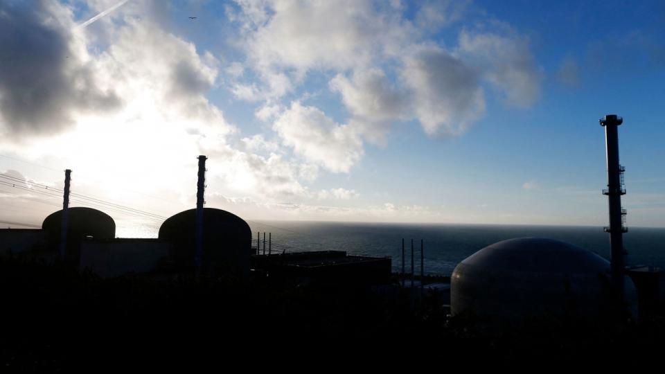 En ny reaktor på Flamanville-værket i det nordvestlige Frankrig er et af flere byggeprojekter, der er blevet forsinket  og dyrere end forventet. Arkivfoto: Charly Triballeau/AFP/Ritzau Scanpix