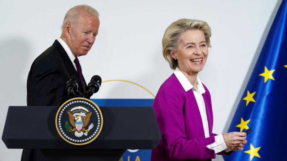 USA’s Joe Biden og EU’s Ursula von der Leyen fortæller sammen om en ny aftale om amerikanske importafgifter på stål og aluminium. Foto: Kevin Lamarque/Reuters