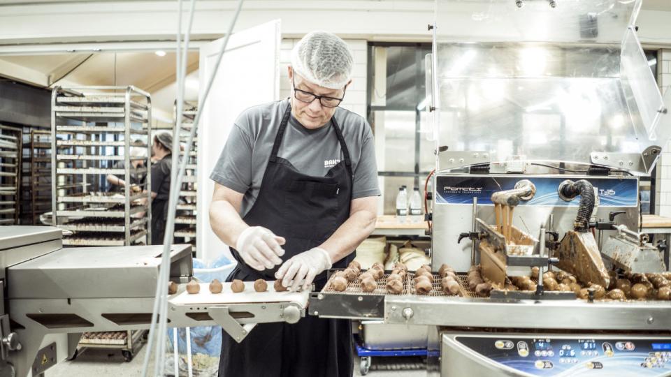 Carsten Bjørn Bak Matthiesen er i gang med at lave romkuglerne, der i 2018 vandt prisen som Danmarks bedste. I dag har bagermesterens firma over 70 ansatte. Foto: Michael Drost-Hansen