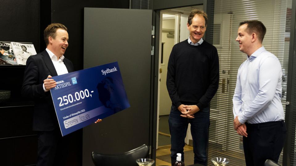 Her står Niels Lunde sammen med vinderen af Børsens aktiespil 2021, Steffen Nielsen. Inden for få dage afgøres det, hvem der vinder dette års udgave af aktiespillet. Arkivfoto: Nina Pilgaard