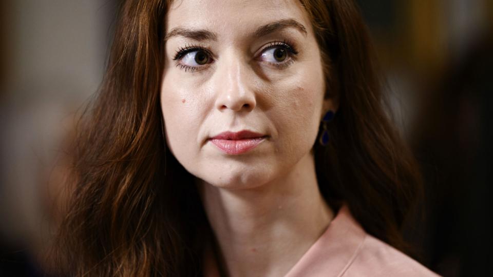 Samira Nawa (R) påpeger, at der på ingen måde er udsigt til flertal for blåt forslag om lavere beløbsgrænse. Arkivfoto: Philip Davali/Ritzau Scanpix