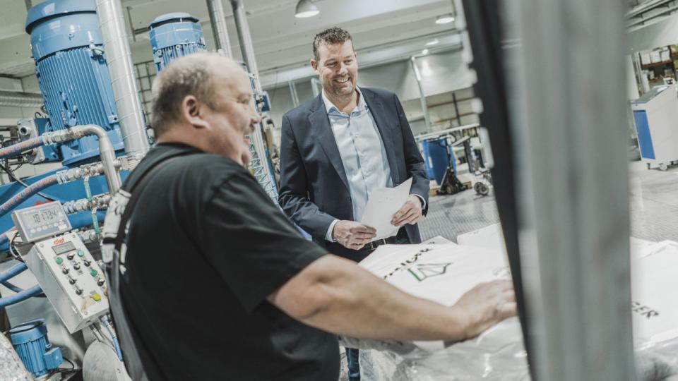 Direktør for Nowocoat Ole E. Jensen med procesoperatør Kim Andersen på fabrikken i Kolding, hvor der er masser af ledig kapacitet. Foto: Michael Drost Hansen