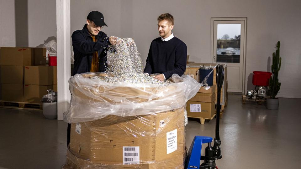 Trebo kan separere plastik så rent, at det kan bruges direkte i nye produkter igen. I 2023 skal en ny fabrik stå klar, fortæller medstifter Andreas Leth Bockhoff (t.h.) Arkivfoto: Simon Fals