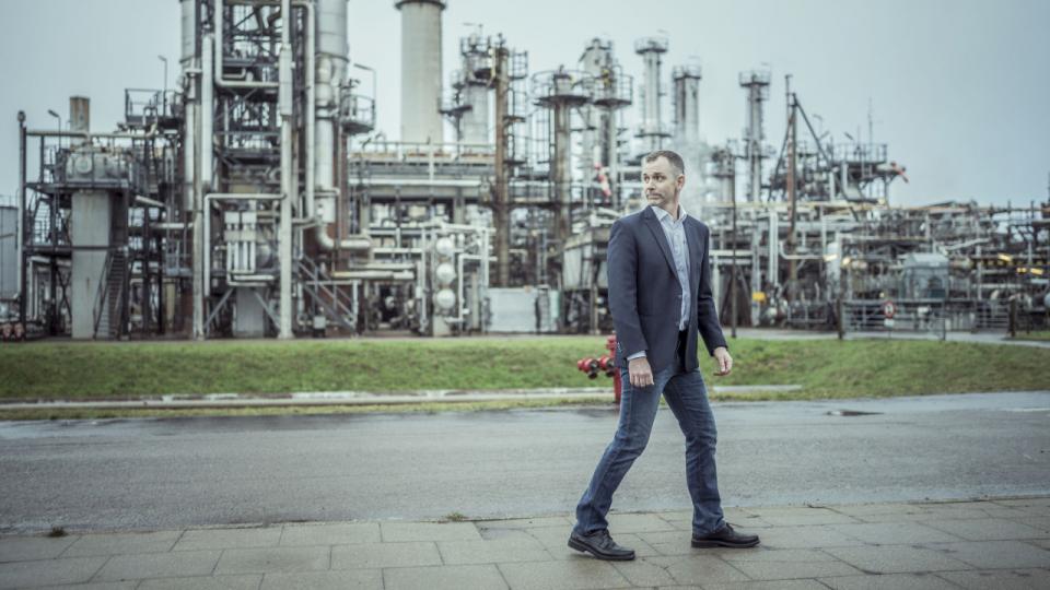 Finn Schousboe, direktør i Crossbridge Energy, fortæller, at selskabets største mission er at producere grønnere brændstof. Foto: Michael Drost-Hansen