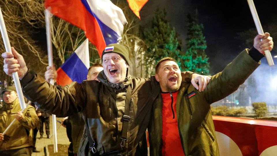 Prorussiske aktivister reagerer på en gade, efter at den russiske præsident Vladimir Putin underskrev et dekret, der anerkender to russisk-støttede udbryderregioner i det østlige Ukraine som uafhængige enheder. Foto: Alexander Ermochenko/Reuters/Ritzau Scanpix