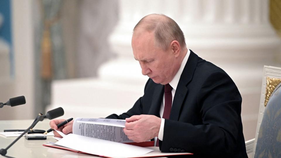 Præsident Vladimir Putin har underskrevet dekretet, der anerkender Donetesk og Lugansk som selvstændige. Foto: Sputnik/Reuters/Ritzau Scanpix