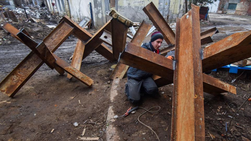 De lokale i den vestukrainske by Lviv gør klar til at kæmpe mod russerne. I samme by har danske Interlogic hovedkontor. Foto: Pavlo Palamarchuk/Reuters/Ritzau Scanpix