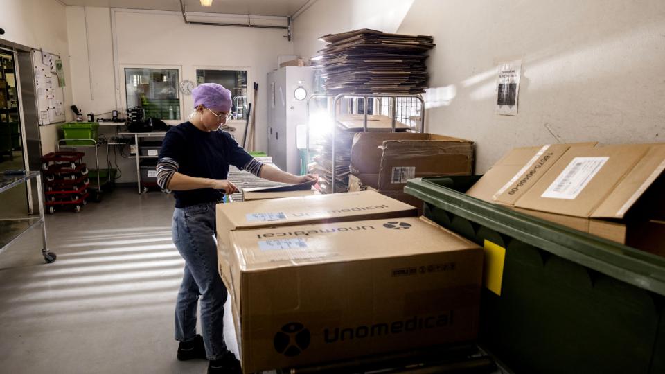 På Region Hovedstadens lager i Glostrup modtager Trine Obel Winkel Christensen hospitalsudstyr og befrier det for en del af emballagen. Foto: Simon Fals