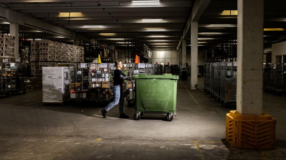 På centrallageret i Glostrup modtages udstyr til Region Hovedstadens hospitaler. Her ompakkes en del af udstyret inden det fordeles til afdelingerne. Foto: Simon Fals