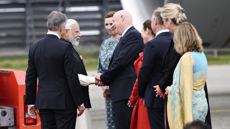 Da Indiens premierminister Narendra Modi i maj indledte et todages besøg i Danmark, blev han bl.a. modtaget i lufthavnen af statsminister Mette Frederiksen (S) og ambassadør Freddy Svane, der her hilser på Modi. Arkivfoto: Philip Davali/Ritzau Scanpix
