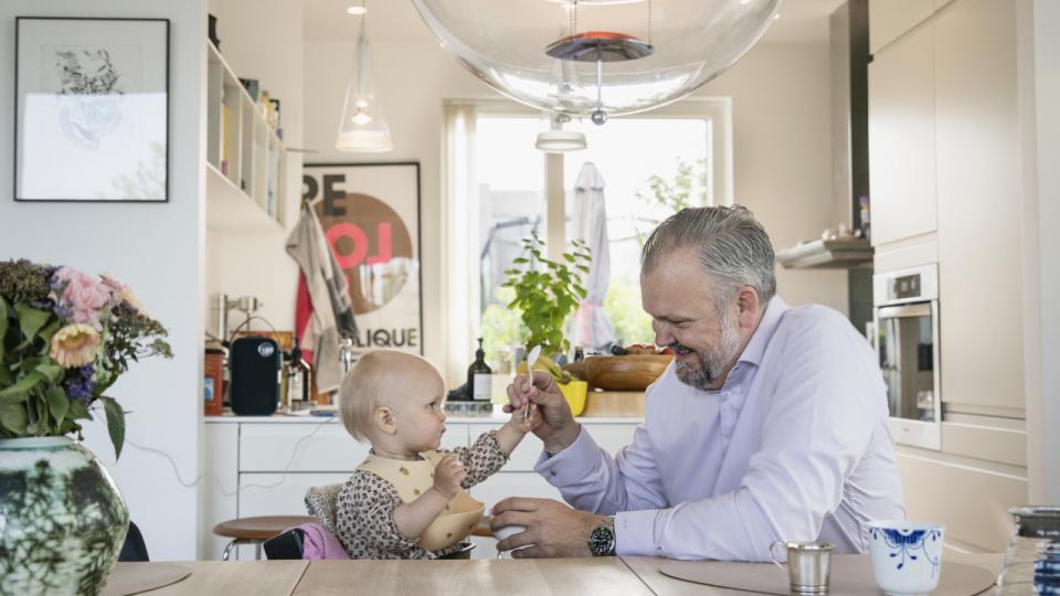 Barselsperioden med Augusta går på hæld for partner i KPMG Klaus Rytz. Snart skal han tilbage til jobbet. Han ærgrer sig over, at det ikke lykkedes ham helt at trække stikket til arbejdet under barslen. Møder og mails har desværre fyldt en del. Han håber, at en ny barselsordning kan ændre kulturen omkring barsel og det at være forælder i KPMG. Foto: Anne-Dorthe Søgaard Jensen