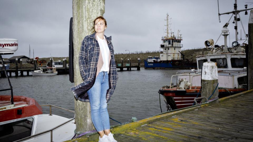 15 fiskerbåde – og sandpumperen i baggrunden – er i dag alene i Thorsminde Havn. Nu kommer en ny, stor og dominerende aktør, mølleparkens bygherre. Det er havnens og byens redning, mener havnechef Lisette Sønderby. Foto: Astrid Dalum