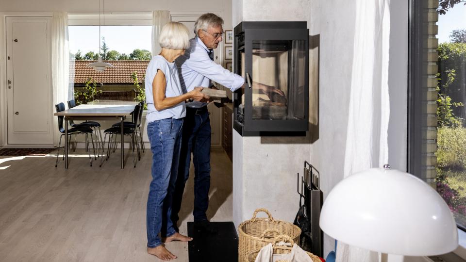 Christian Glahder og Jette Sommer fra Allerød bor i hus med gasfyr, men vil klare sig igennem med brænde og ved at spare på energien, så de ikke behøver at udskyde regninger. Arkivfoto: Simon Fals