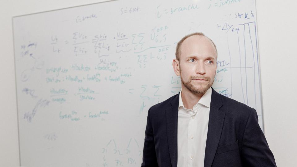 Ulrik Beck, cheføkonom i tænketanken Kraka, mener ikke, at regeringen kan klandres den høje danske inflation, fordi meget af inflationen er importeret fra udlandet. Foto: Brage Borup
