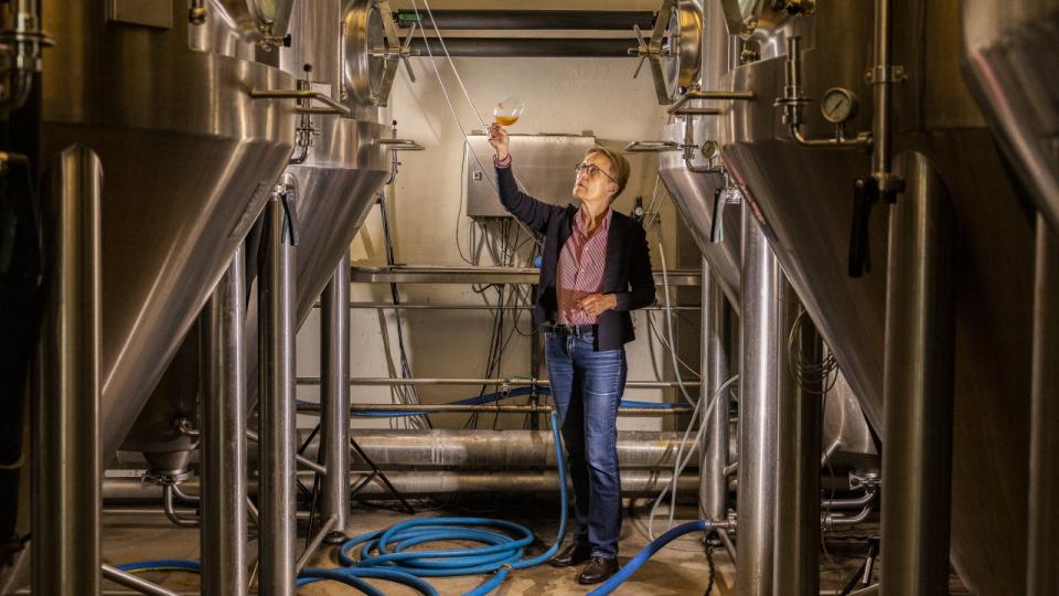 Birthe Skands fejrer i år 40 års jubilæum som ølbrygger. Foto: Simon Fals