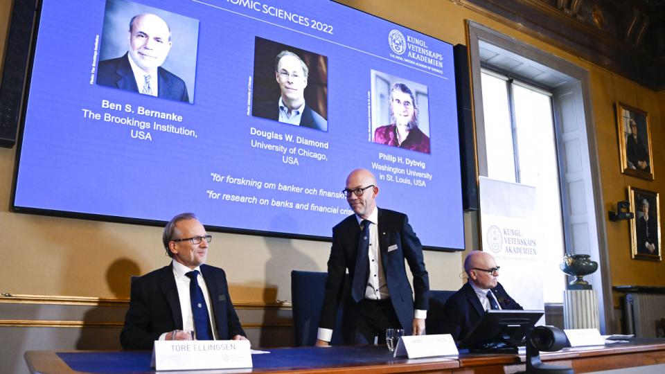 Tore Ellingsen, Hans Ellegren og John Hassler fra Det kgl. Svenske Videnskabernes Selskab præsenterer modtagerne af Nobelprisen i økonomi for 2022. Foto: Anders Wiklund/TT/Ritzau Scanpix