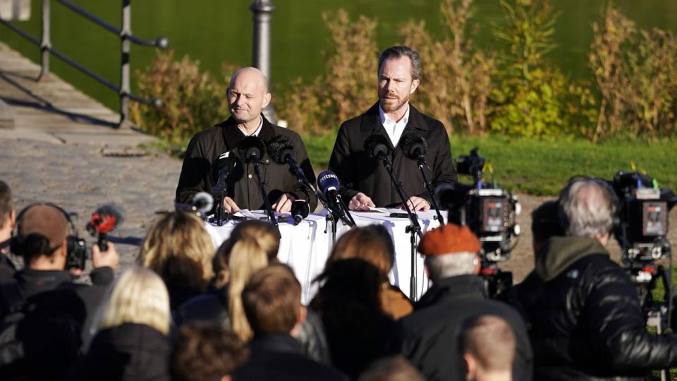 Søren Papes og Jakob Ellemanns pressemøde om Lars Findsens nye bog endte med at handle om, hvorvidt de blå partier selv har et ansvar i FE-sagen. Foto: Liselotte Sabroe/Ritzau Scanpix