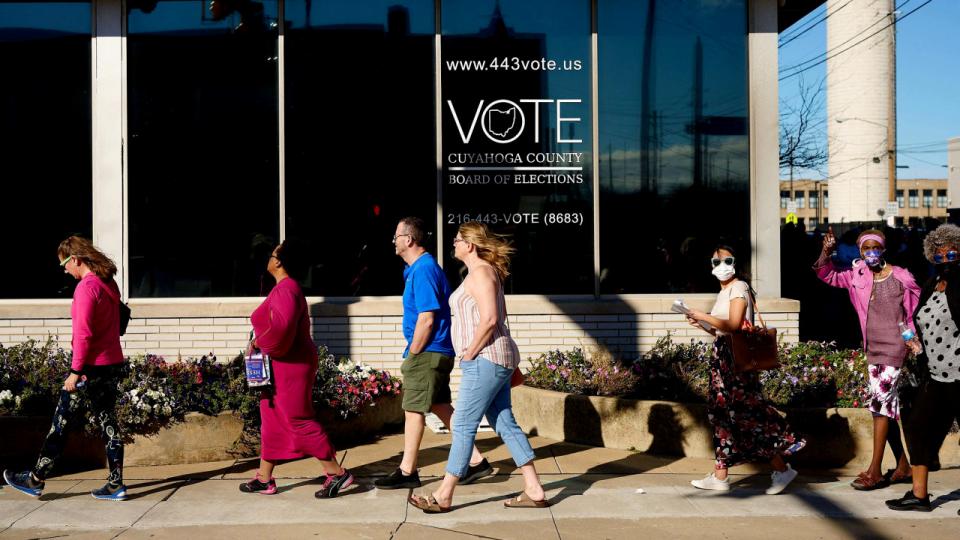Voters line up outside the Cuyahoga County Board of Elections center in Cleveland, Ohio, on November 6, 2022 to cast their ballots in the 2022 midterm elections. 
Foto. Dustin Franz/AFP/Ritzau Scanpix