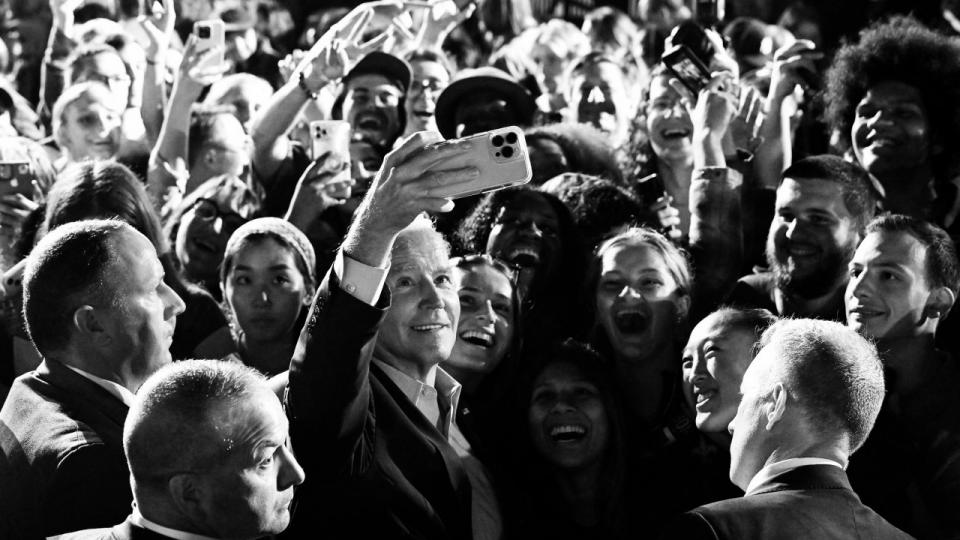 Præsident Joe Biden førte søndag valgkamp for demokraterne i New York. Tirsdag kan han miste sit flertal i Kongressen. Foto. Saul Loeb/AFP/Ritzau Scanpix