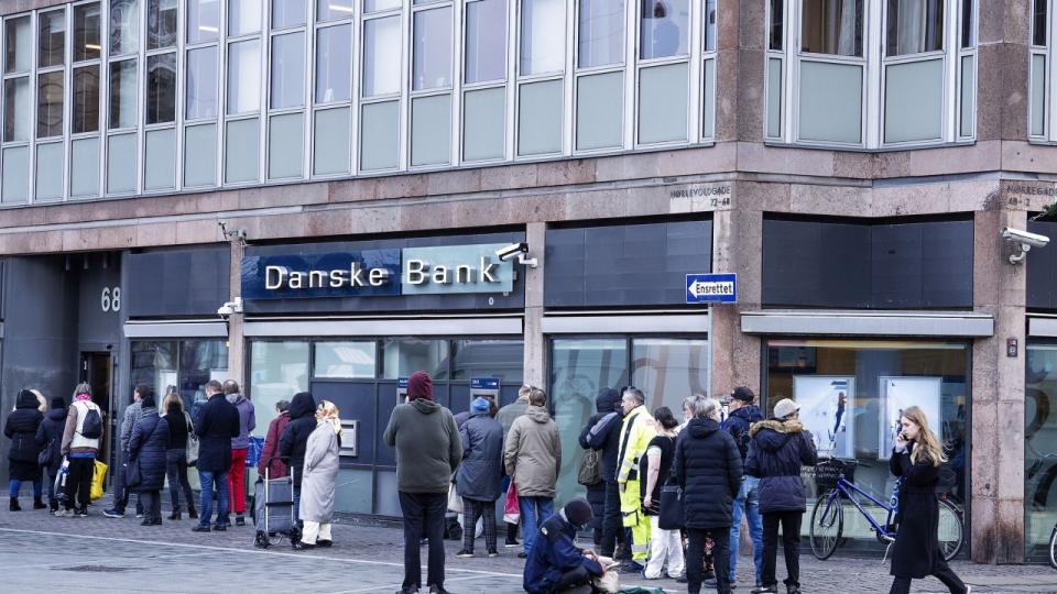 Kø foran Danske Bank ved Nørreport Station i København i november. Arkivfoto: Claus Bech