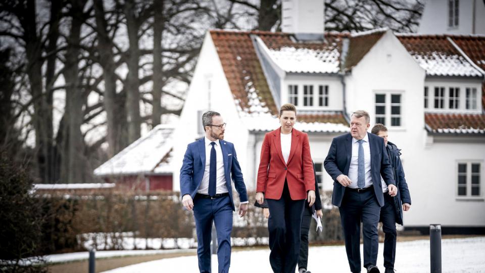 Statsminister Mette Frederiksen (S) flankeret af sine to regeringspartnere. Deres skattereform åbner for et smuthul for højtlønnede. Foto: Mads Claus Rasmussen/Ritzau Scanpix